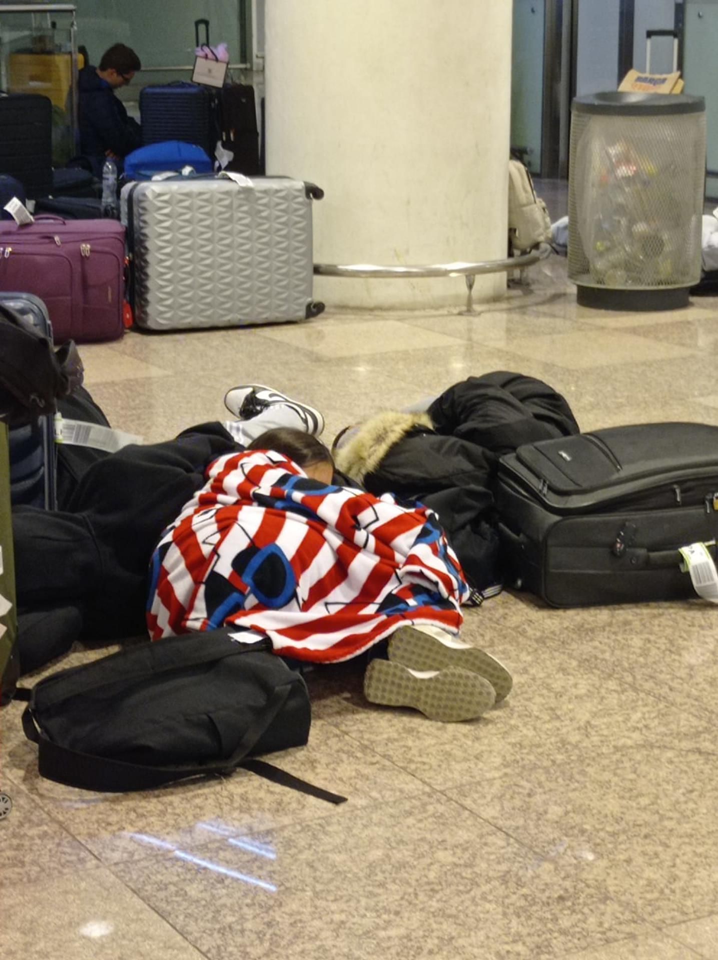 Los menores, pernoctando en el aeropuerto. Imagen facilitada a EFE por sus profesores.