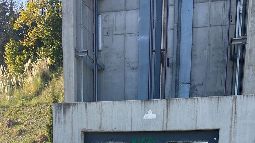 El ascensor de la Peña del Cuervo lleva dos semanas sin funcionar