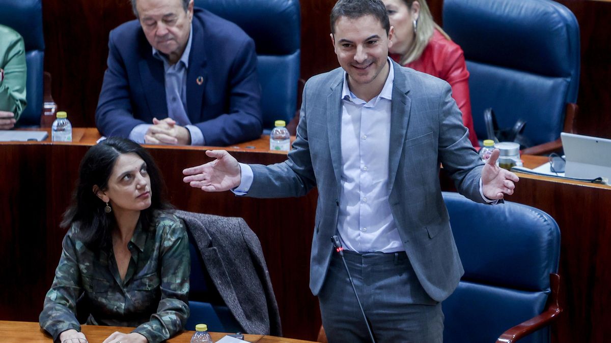 Archivo - El portavoz del Psoe en la asamblea, Juan Lobato, interviene durante una sesión plenaria en la Asamblea de Madrid, a 17 de noviembre de 2022, en Madrid (España).