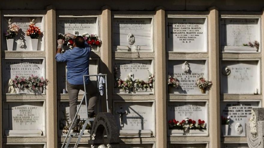 Tumbas en el cementerio de la Almudena, en Madrid.