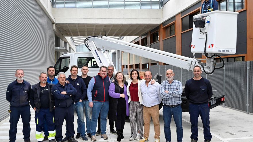 Archivo - Los Talleres Municipales de Santander incorporan un camión con plataforma elevadora telescópica