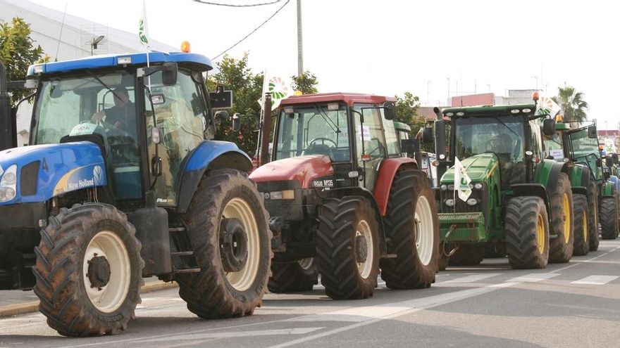 Una tractorada con 500 vehículos y 2.000 agricultores en Isla Mayor protestan contra el dragado
