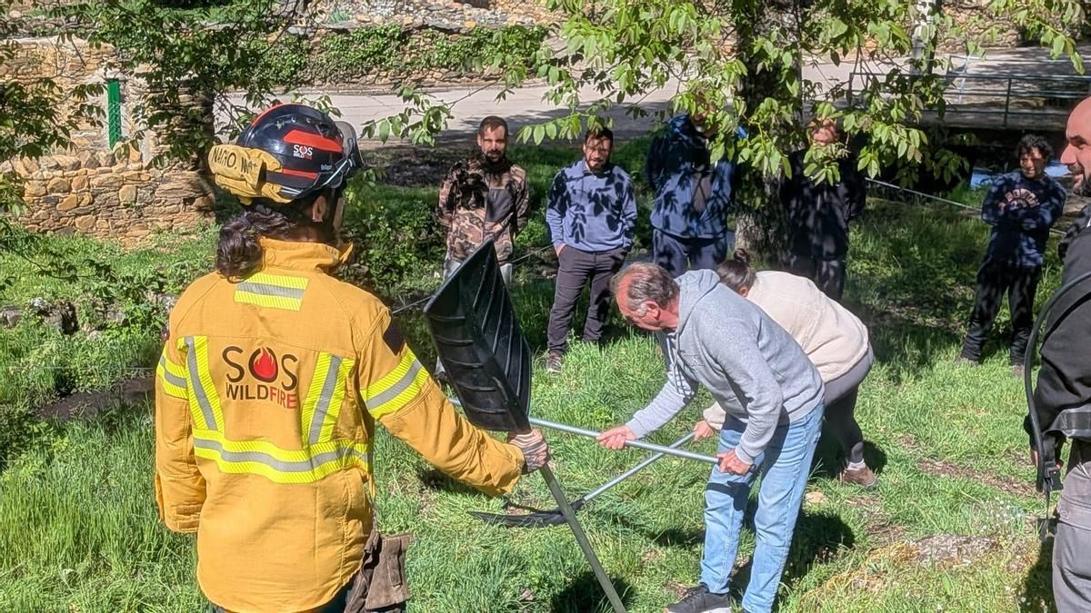 Formación a vecinos de zonas rurales sobre cómo defenderse ante un incendio forestal. 