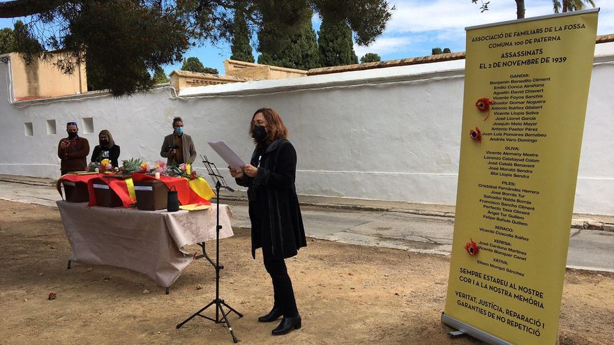 Acto de entrega de los cuerpos exhumados en la fosa 100 de Paterna: "Ha sido de las mejores cosas que me ha pasado en la vida"