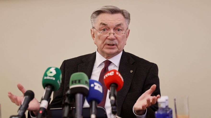 El entonces embajador de Rusia en España, Yuri Korchagin, tratando de explicar a la prensa que el despliegue militar en la frontera con Ucrania no era la preparación de una invasión. EFE/ Emilio Naranjo