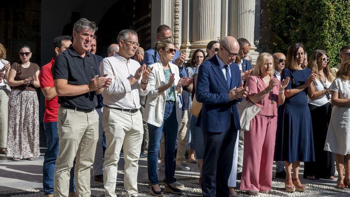 El rector de la Universidad de Granada, Pedro Mercado (c) y el resto de docentes durante el minuto de silencio celebrado este lunes por el asesinato en México de Claudia Tacoronte Aguilera, estudiante de la Universidad de Granada. EFE/ Miguel Angel Molina