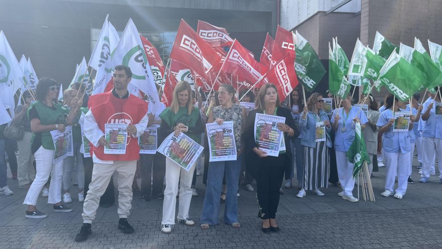 Concentración en Valdecilla para reclamar un Estatuto Marco "con derechos y dinero".