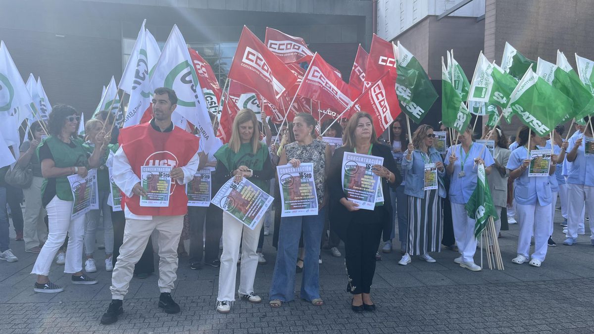 Sanitarios se concentran en Valdecilla para reclamar un Estatuto Marco "con derechos y dinero" y no descartan la huelga