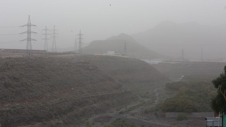 Calima este domingo sobre el barranco de Tirajana, vista desde Sardina y Aldea Blanca