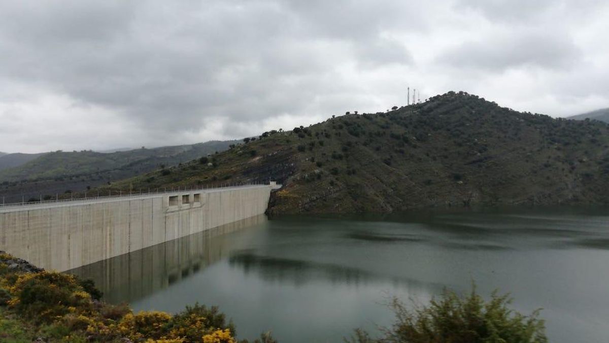 Vertido controlado este lunes en el embalse de Enciso para probar sus desagües