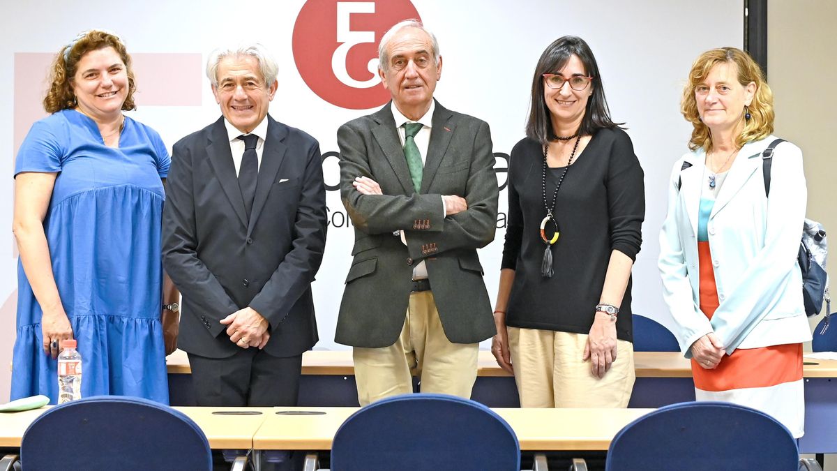 El presidente-decano del Colegio de Economistas de Cantabria, Fernando García Andrés,  Valentí Pich Rosell, presidente del Consejo General de Economistas de España, y Natividad Fernández Gómez, vicedecana del Colegio