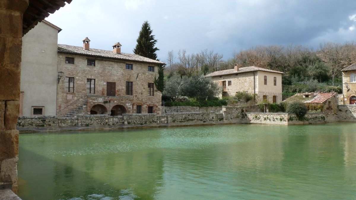 Pileta en Bagno Vignoni. Una enorme piscina de agua termal ejerce de plaza principal del pueblo.
