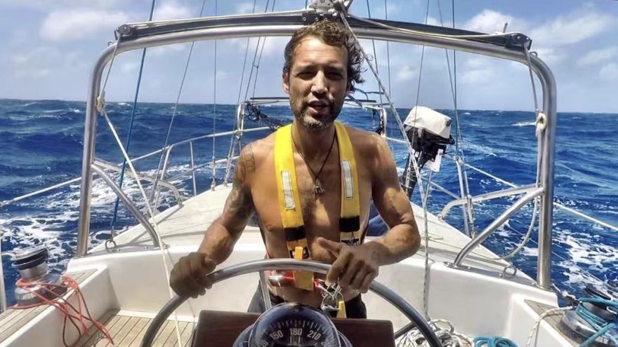 Venceu o Roland Garros júnior, mas após diversas lesões decidiu comprar um veleiro e dar a volta ao mundo.