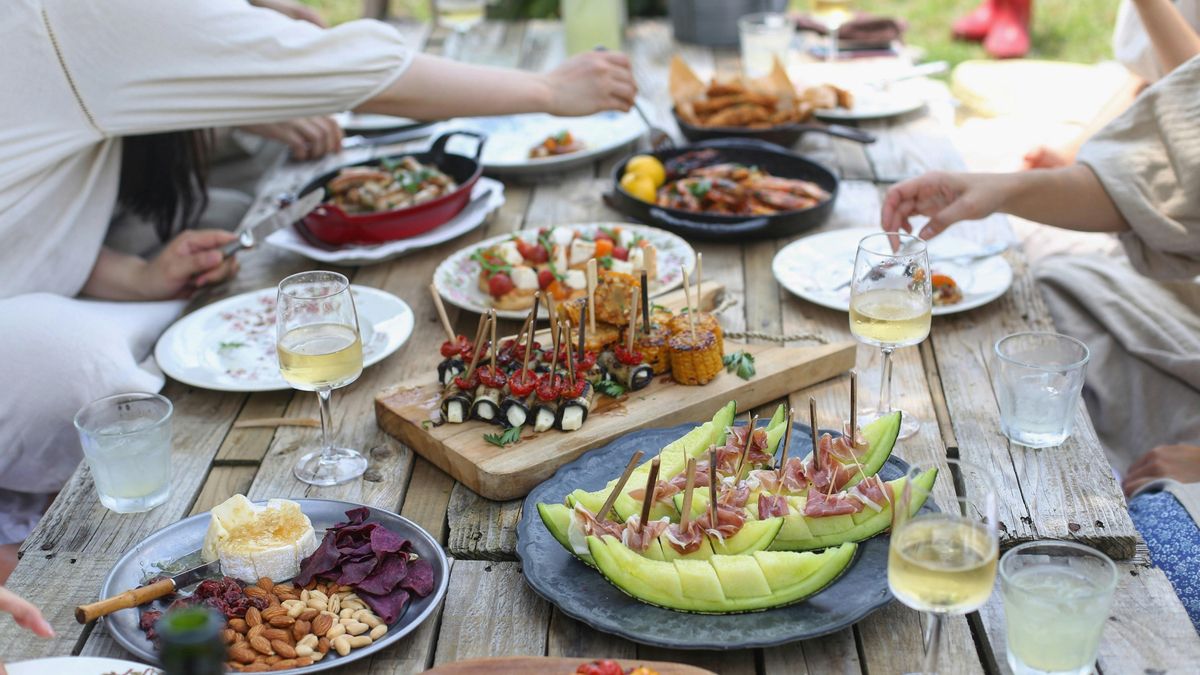 Más picoteo y comida menos saludable: así afecta la falta de sueño en verano a nuestra digestión, según un nutricionista