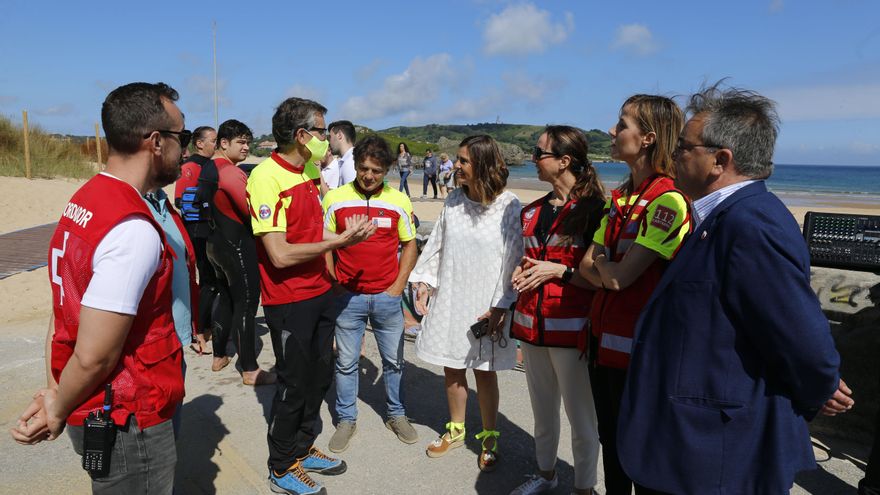 La consejera de Presidencia, Paula Fernández Viaña, presenta la campaña de salvamento y socorrismo en las playas de Cantabria