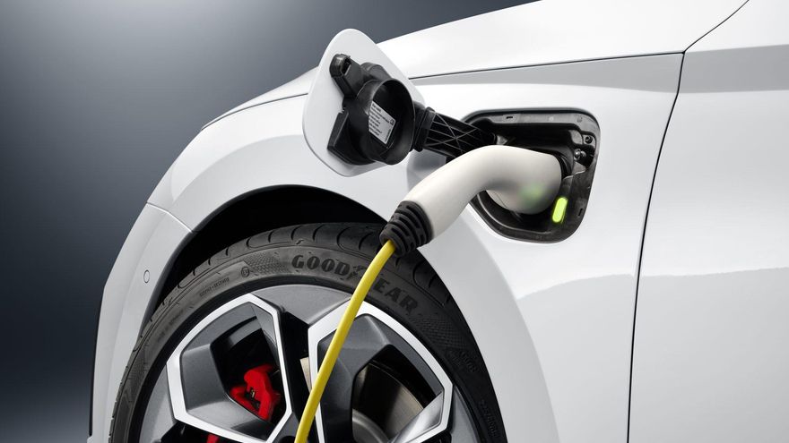 El Skoda Octavia RS iV combinan un motor de gasolina 1.4 y otro eléctrico que rinden en conjunto 245 CV.