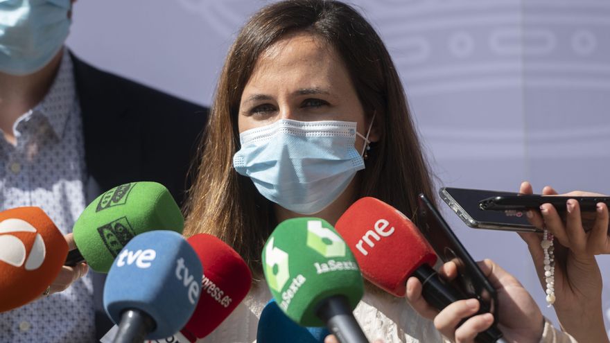 La ministra de Derechos Sociales y Agenda 2030, Ione Belarra, ofrece declaraciones a los medios, después de su reunión con asociaciones de Infancia en la sede del Ministerio, a 9 de septiembre de 2021, en Madrid (España). Belarra se ha dado cita hoy con r