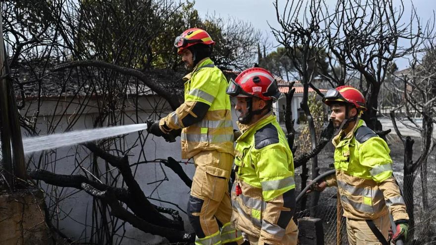 Un fuego junto al vertedero de Colmenar Viejo (Madrid) obliga a desalojar varias viviendas