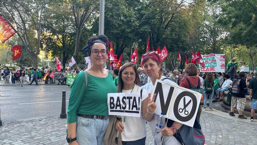 Profesoras de Formación Profesional e Instituto en la manifestación por la educación pública el 14 de octubre de 2026 en Madrid