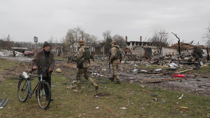 Chernihiv (Ukraine), 09/04/2022.- A local man with a bicycle walks on the outskirt of Chernihiv city, which was impacted by shelling and blocked by Russian troops for a long time, Ukraine, 09 April 2022. Some cities and villages had recently been recaptured by the Ukrainian army from Russian forces and now people try to restore normal life there. Russian troops entered Ukraine on 24 February resulting in fighting and destruction in the country and triggering a series of severe economic sanctions on Russia by Western countries. (Rusia, Ucrania)