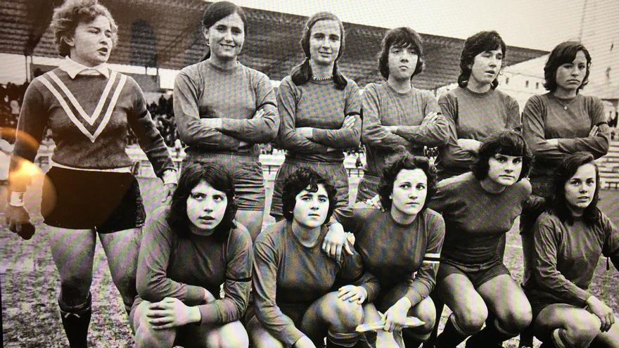 Selección española de fútbol femenino, instantes antes del partido de El Arcángel, sobre un césped totalmente embarrado