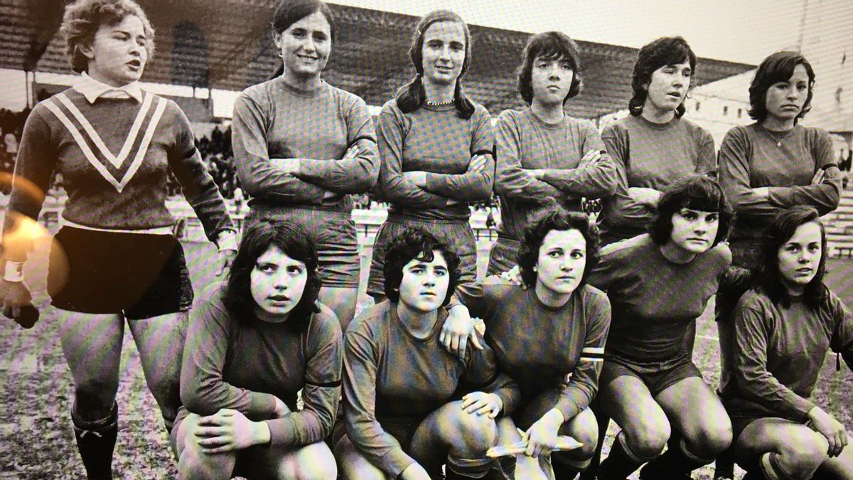 Selección española de fútbol femenino, instantes antes del partido de El Arcángel, sobre un césped totalmente embarrado