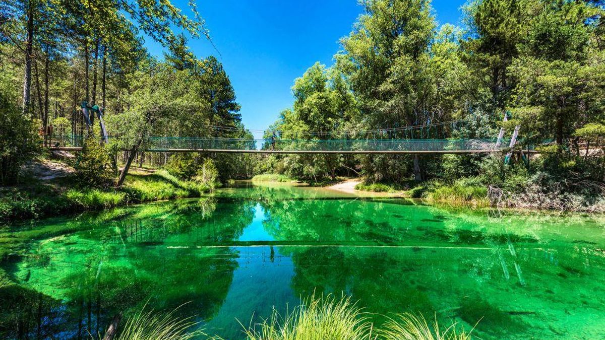 Las pozas que se forman bajo la caída exhiben tonos turquesas y aguas cristalinas