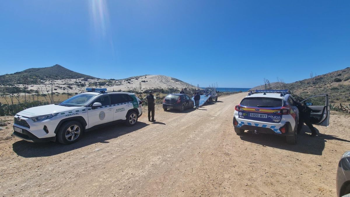 Retirada de un vehículo estacionado en el Parque Natural de Cabo de Gata-Níjar (Almería).