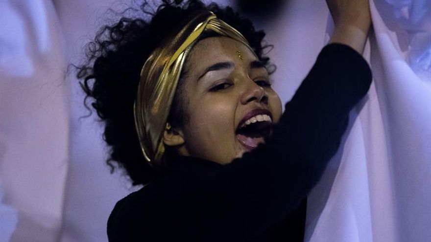 Mujeres marchan en Chile bajo la consigna "el aborto libre será antirracista"