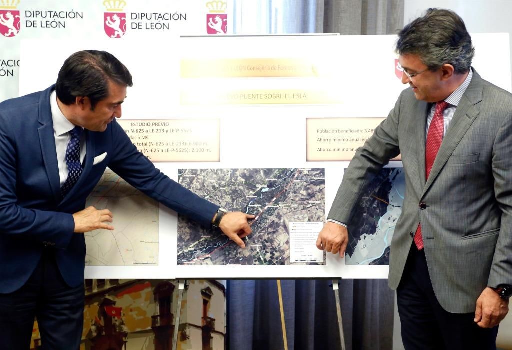 El consejero de Fomento, Quiñones, y el presidente de la Diputación, Martínez Majo, presentando en 2016 el nuevo puente sobre el Esla.