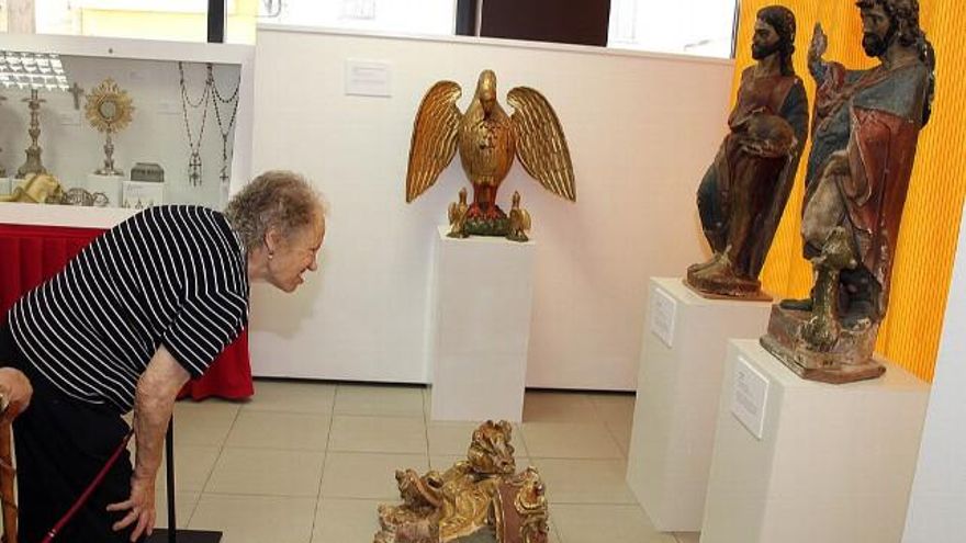 La exposición de Arte Sacro de Villadangos del Páramo concita mucha atención. Fotografía: Peio García (ICAL).