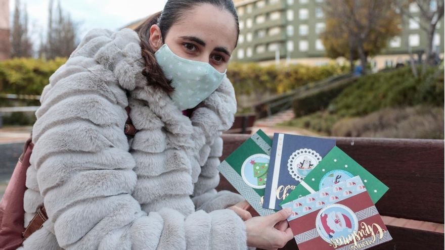 Envío solidario de felicitaciones navideñas desde León. En la imagen, su creadora, Aroa Barrio. / Campillo / ICAL