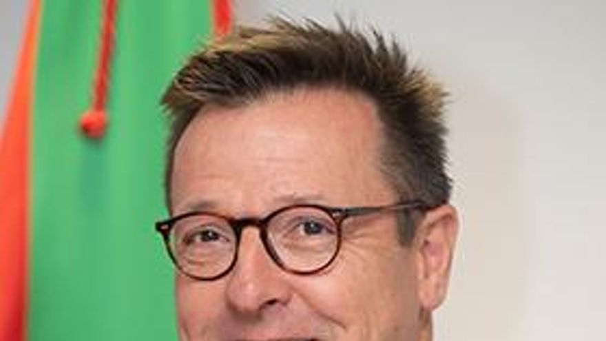 El alto cargo de la Sanidad vasca destituido por jugar al golf en pandemia, fichado como gerente de las ambulancias externalizadas