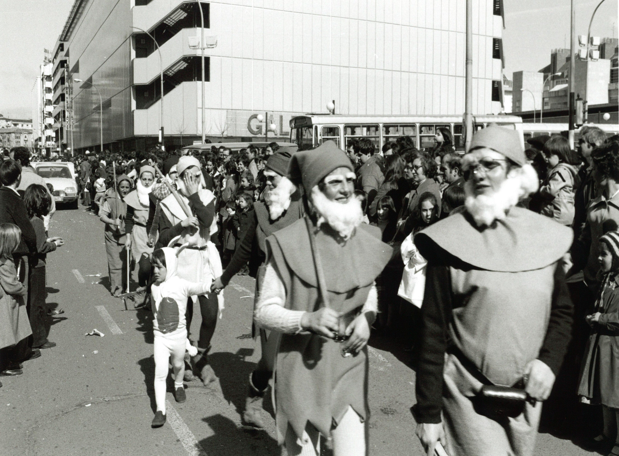 El desfile de Carnaval de 1981, a su paso por la calle de la Paz. Al fondo, se ven los almacenes de Galerías Preciados