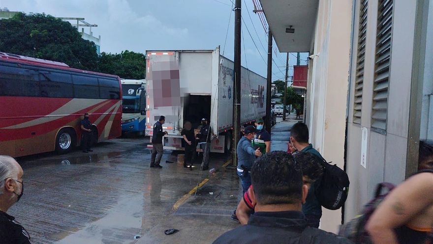 Autoridades mexicanas descubren a 600 migrantes hacinados en dos tráileres en Veracruz