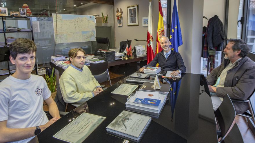 El Consejero De Educación, Sergio Silva, Entrega Diplomas De Los Premios Extraordinarios De Bachillerato