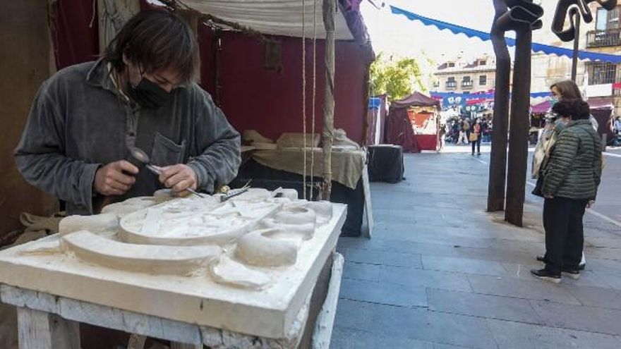 Un escultor en el mercado de San Froilán en León. // Campillo / ICAL