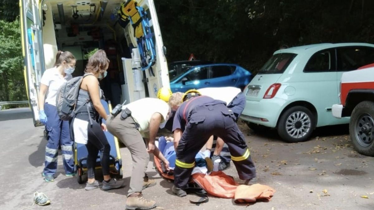 Un momento del operativo de rescate de la senderista.