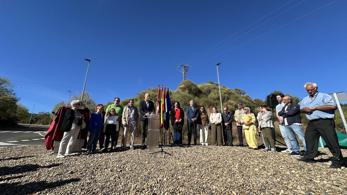 La glorieta de acceso a Oteruelo de la Valdoncina ya lleva el nomre del pedáneo que la 'peleó', Bernardo Sánchez