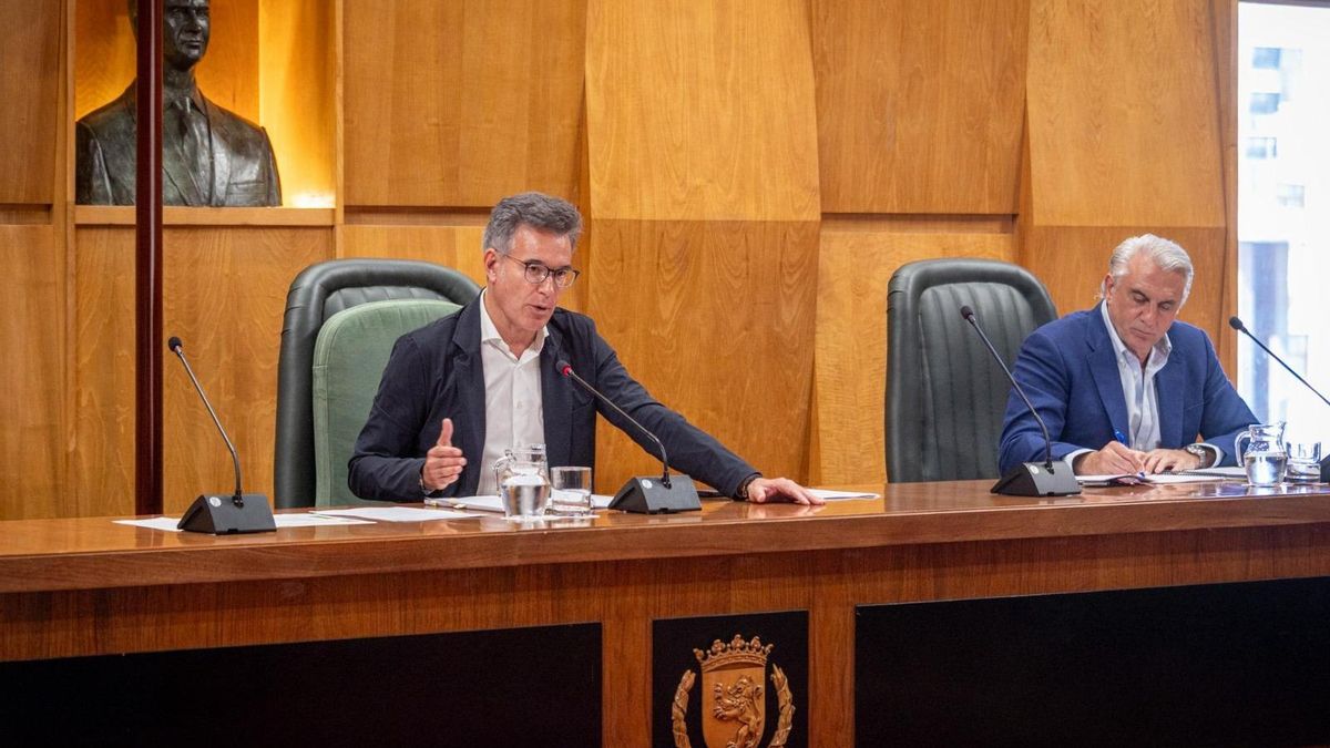 El consejero de Urbanismo del Ayuntamiento de Zaragoza, Víctor Serrano, en la comisión del ramo de este lunes.