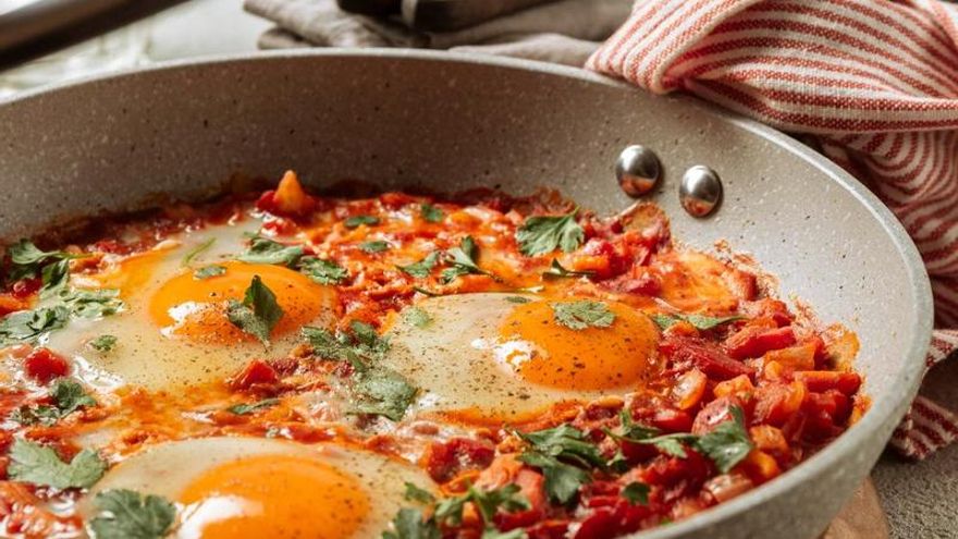 Huevos a la pizzaiola: la receta típica italiana que se hace con una sartén para no repetir pasta