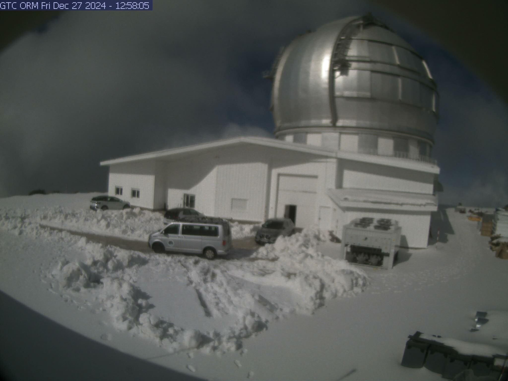 En la imagen, el Gran Telescopio Canarias, en las cumbres la Villa de Garafía,   este miércoles, rodeado por la nieve.