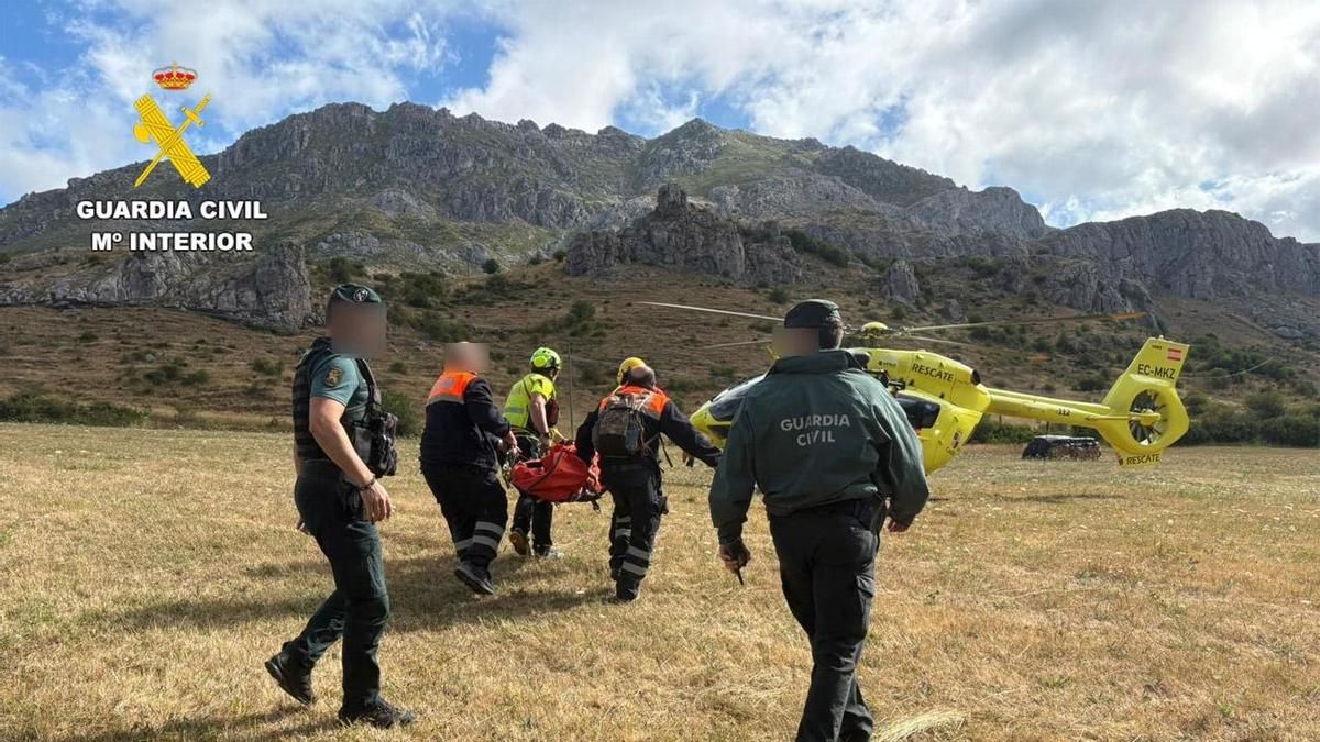 La anciana fue llevada al hospital por el helicóptero de rescate.