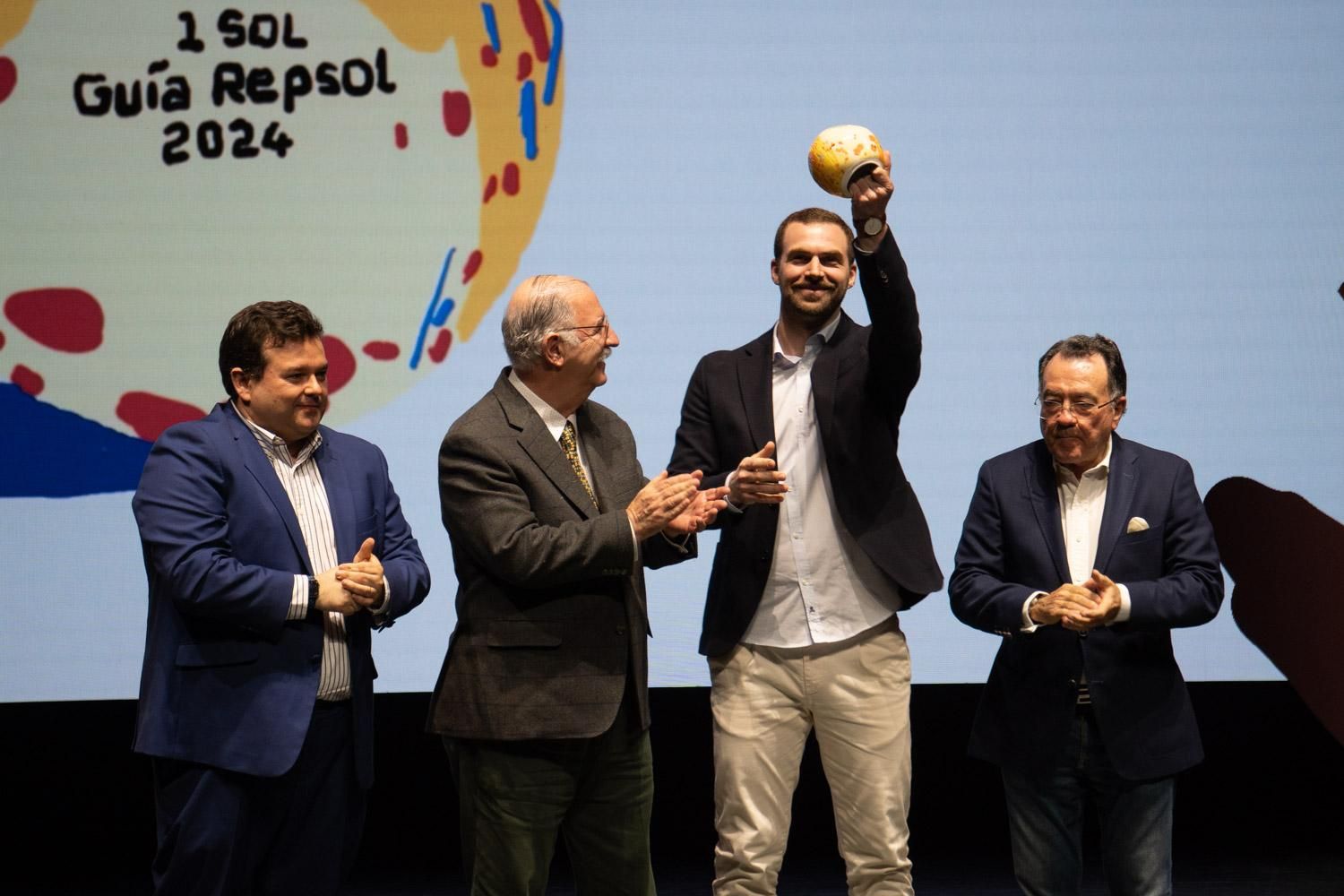 Miguel Hernández, chef de Por Herencia, levantando su Un Sol Guía Repsol