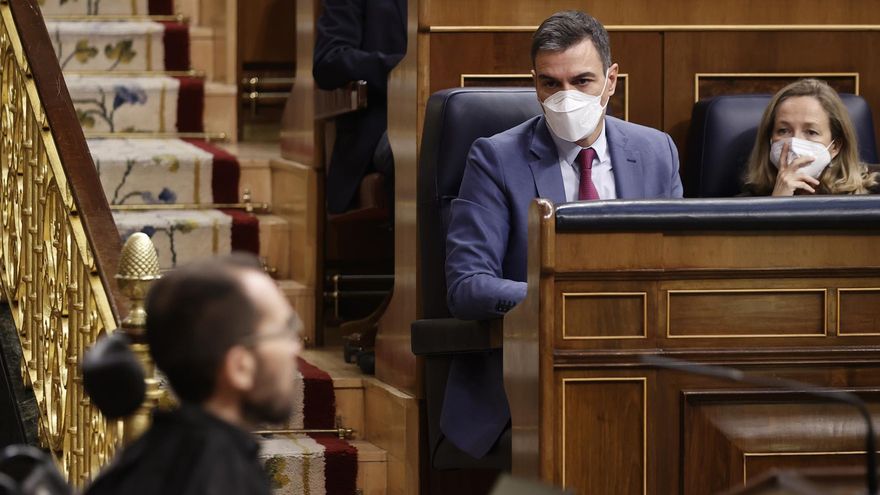 El presidente del Gobierno, Pedro Sánchez (i) junto con la vicepresidenta primera y ministra de Economía, Nadia Calviño (d) escuchan al portavoz de Unidas Podemos, Pablo Echenique (i) durante la sesión plenaria en el Congreso este miércoles.