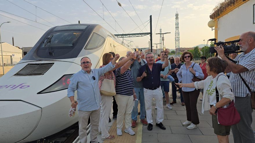 Churros, champán y ambiente festivo para recibir al primer tren Alvia entre Extremadura y Madrid que entra en Plasencia