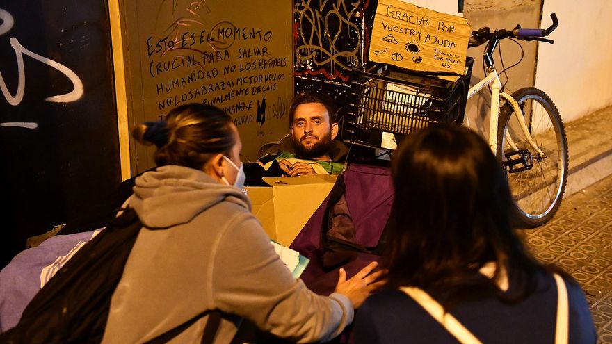 Emerico, de 35 años, duerme en una esquina de la calle Ausiàs March junto a su perra y a su bici.
