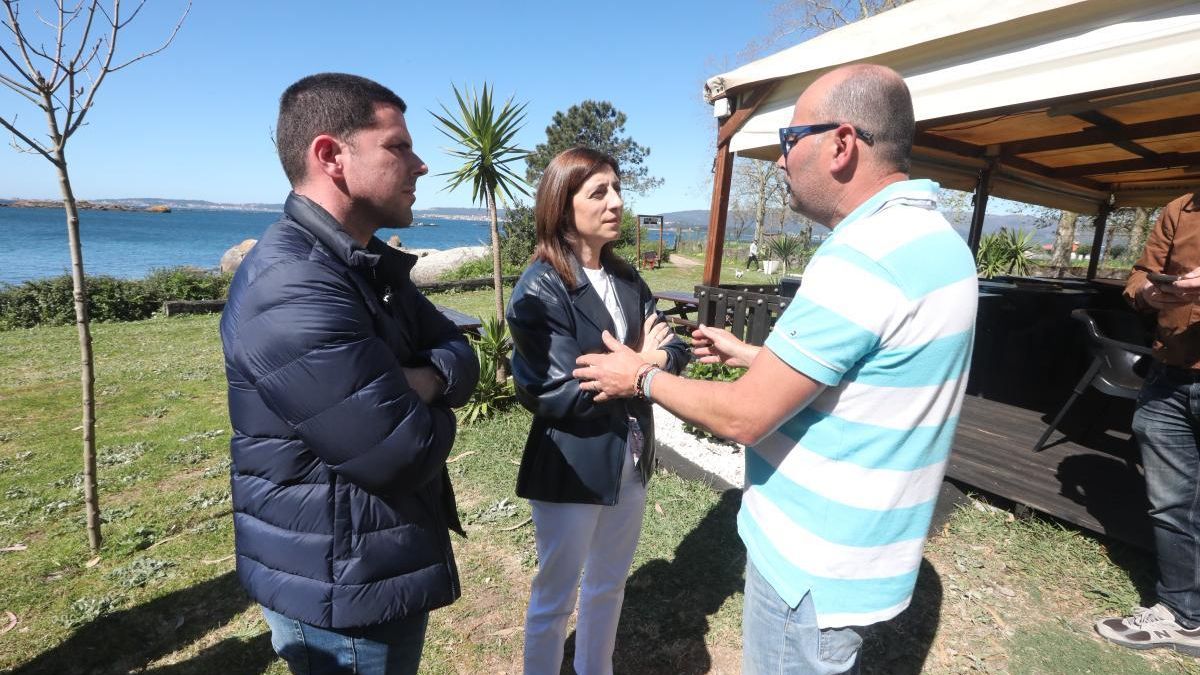 La conselleira Medio Ambiente, Ángeles Vázquez, visita un chiringuito en A Illa de Arousa.