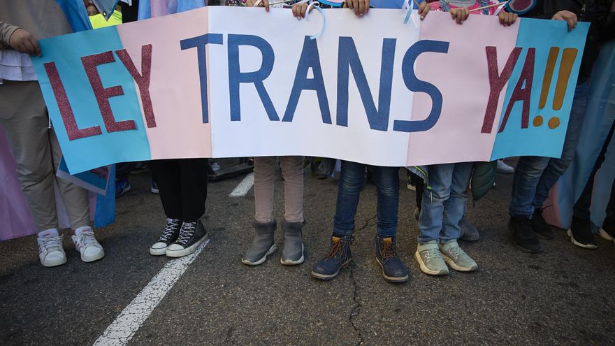 Concentración por los Derechos Humanos de la Infancia y Juventud Trans, frente al Congreso de los Diputados.