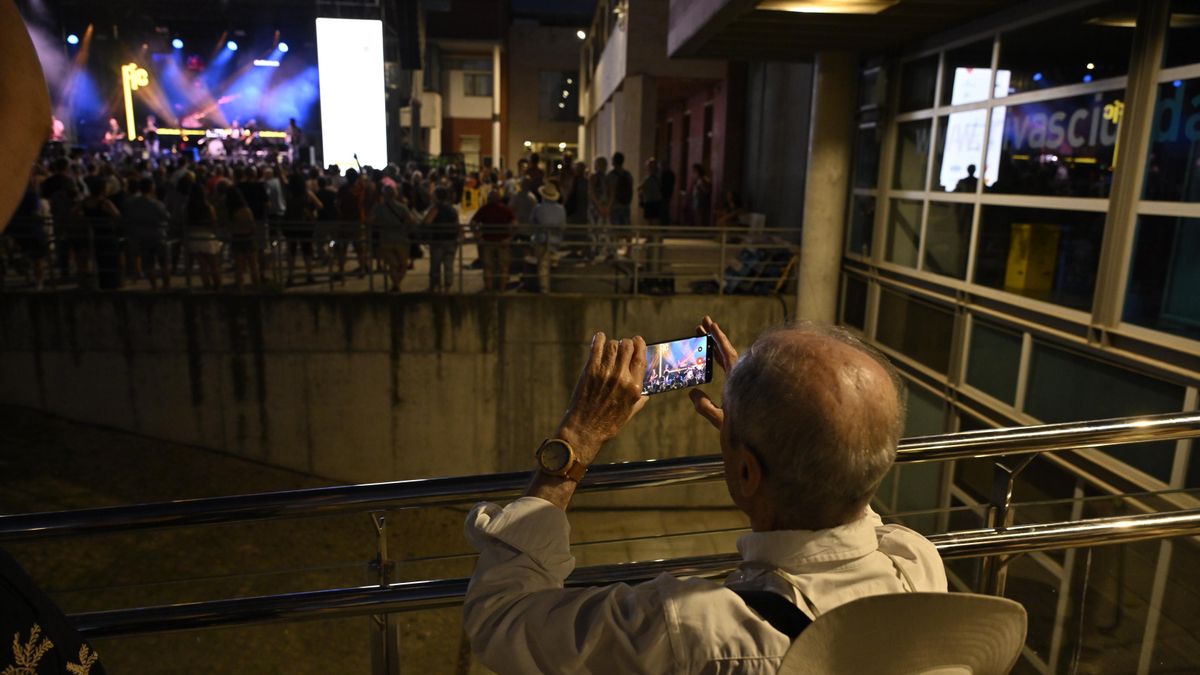 Un espectador graba con el móvil los conciertos del FIC